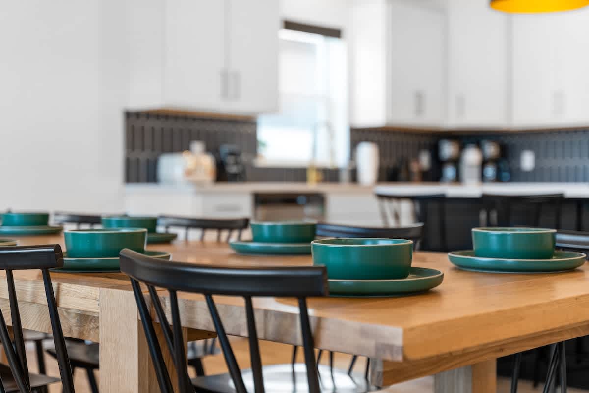 Table seating for 24 guests