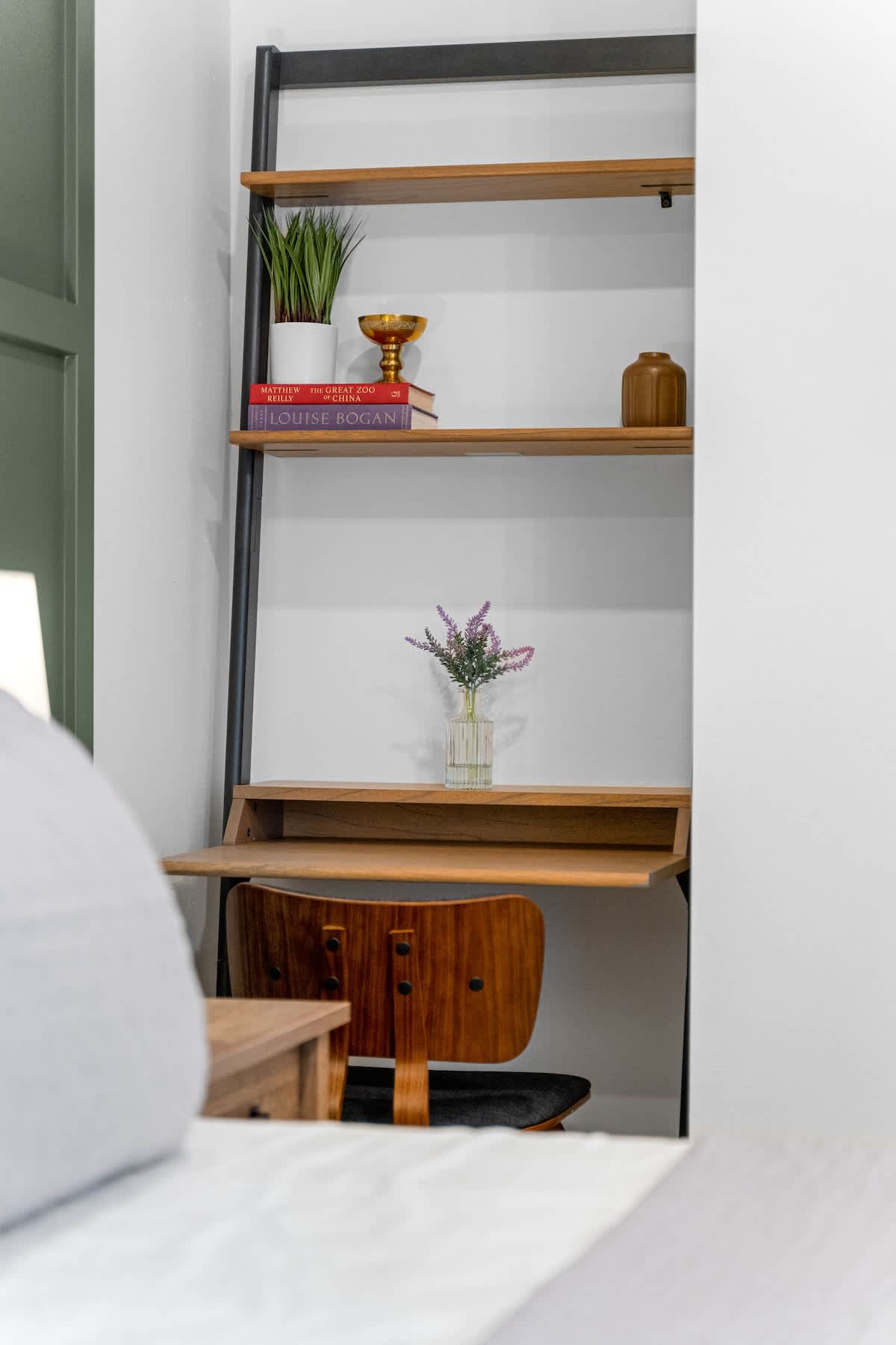 Workstation for those who need some work privacy 
