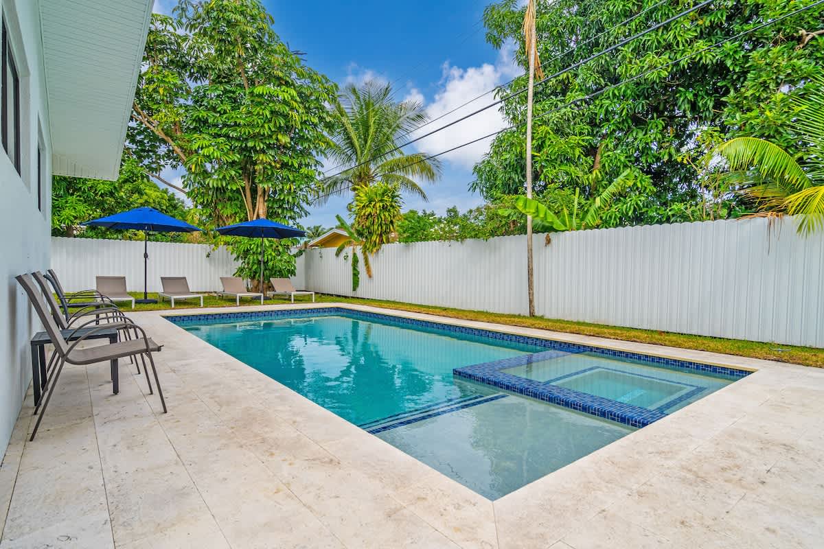 Miami Heated Pool Home Villa 15 min to Beach & Aventura