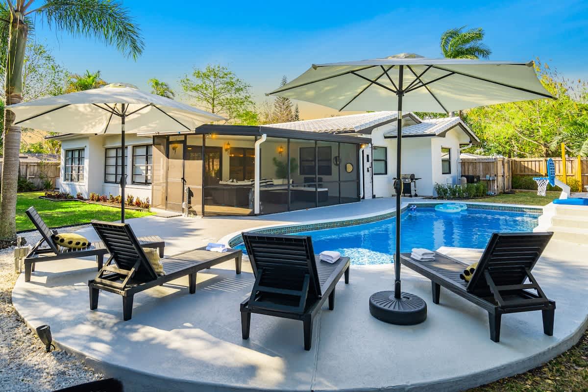 Heated Pool Home Close to Beach Pool Table