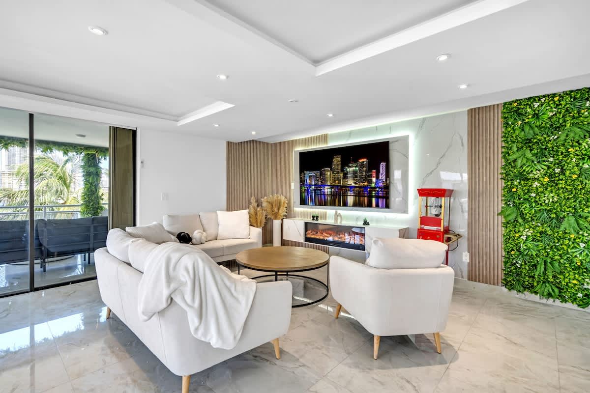 2200sqft Waterfront Luxe Condo Close to beach