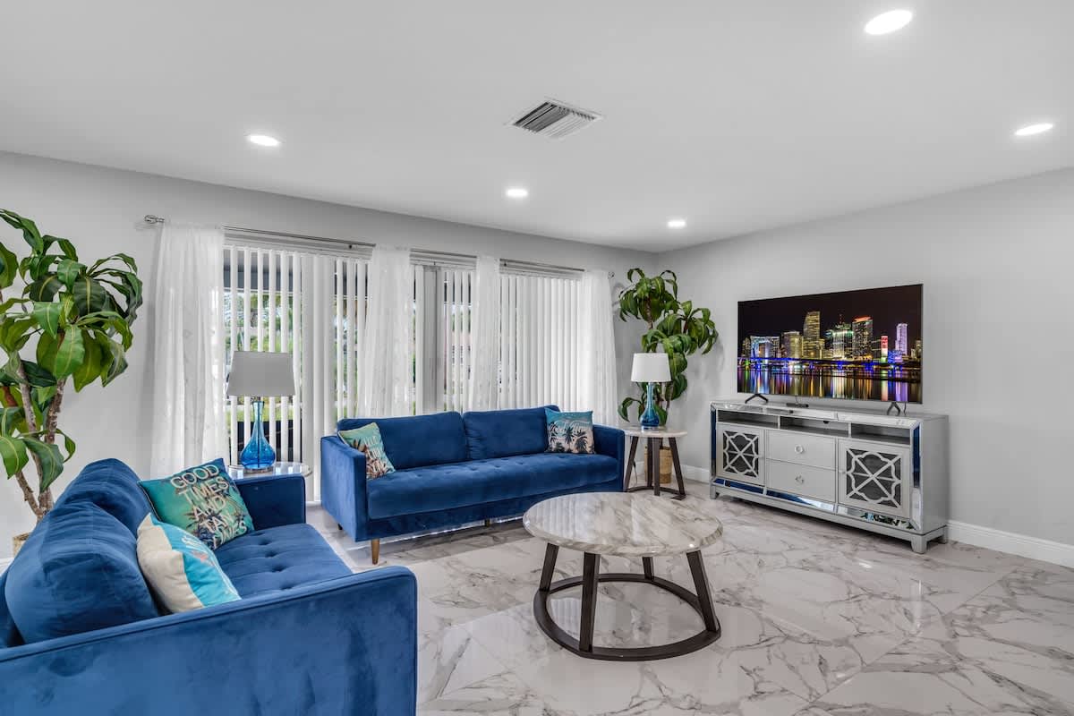 Cozy Newly Renovated Home Near Beach Tiki Hut