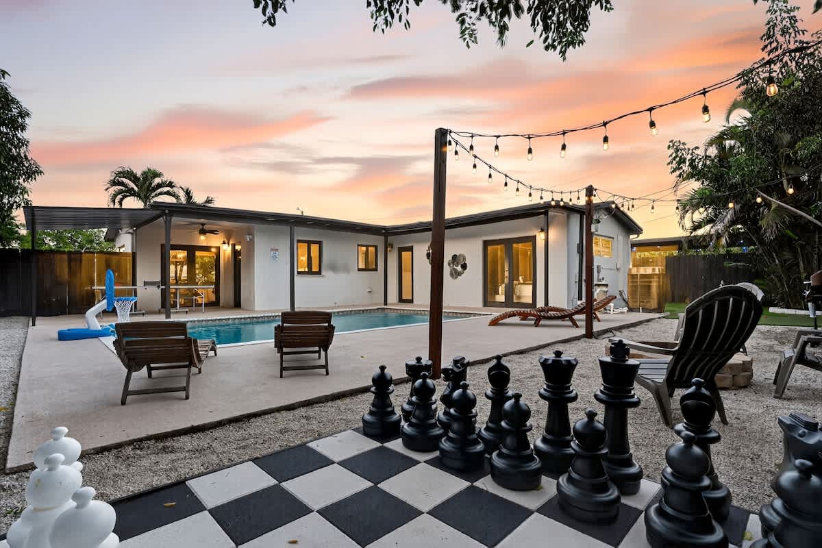 Hollywood Haven Private Pool BBQ Mini Golf