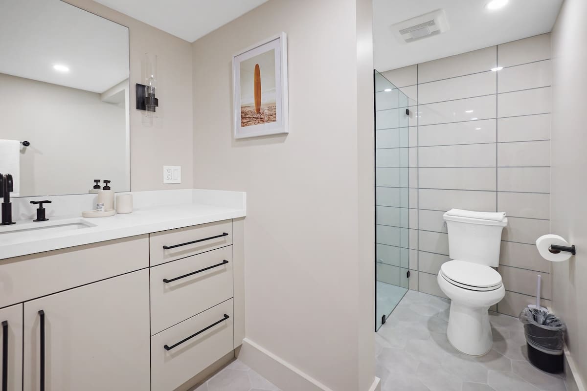 Lele Hideaway Downstairs Full Bathroom