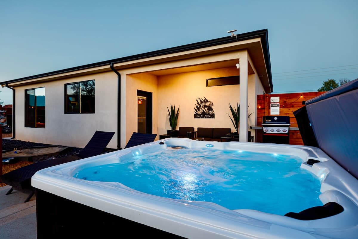 Kanab 3BR Near Zion & Bryce: Dinos, Hot Tub, Views — Kanab, UT — vacation rental