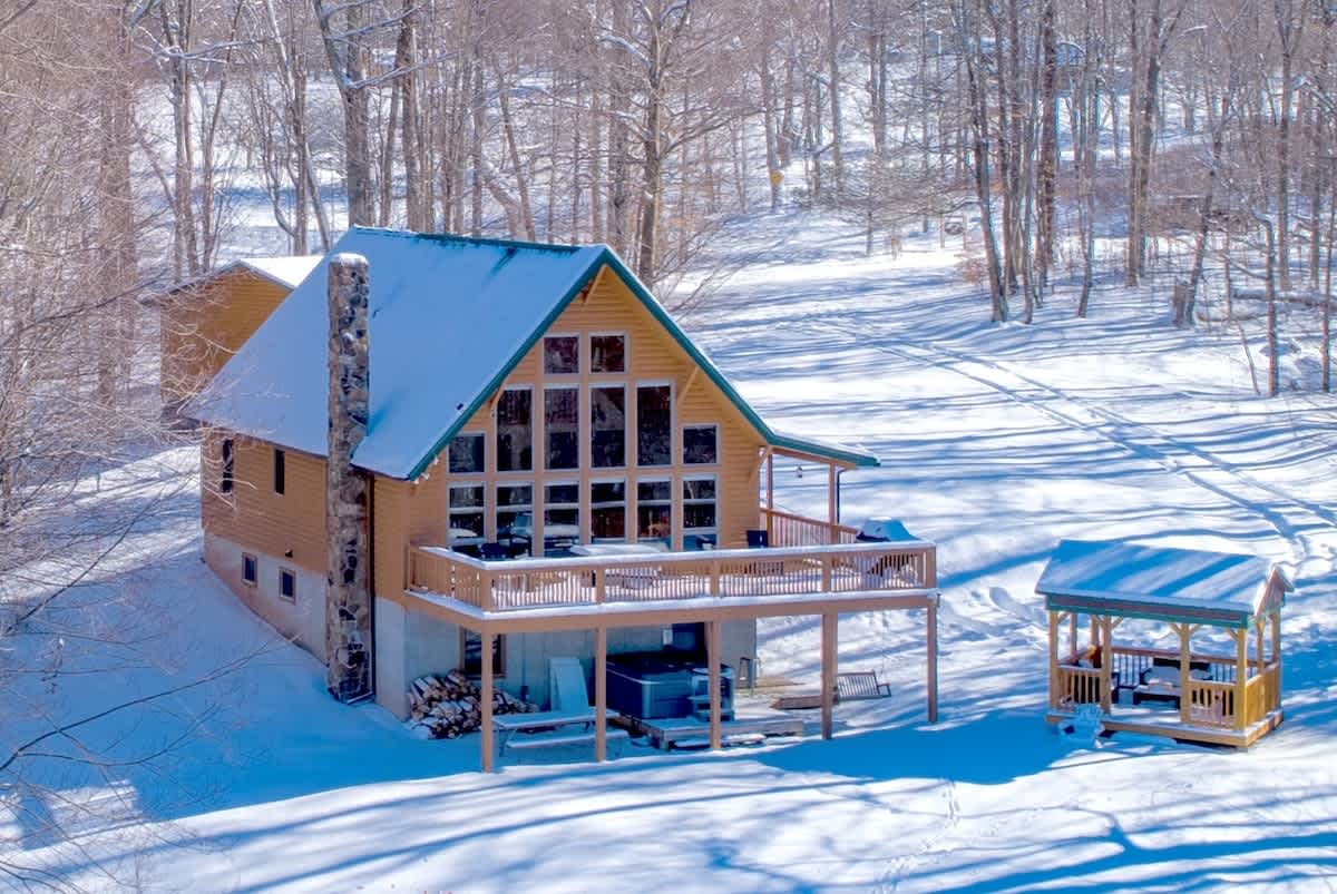 Mountain Cabin near Snowshoe w/ Hot Tub & Views — Slaty Fork, WV — vacation rental