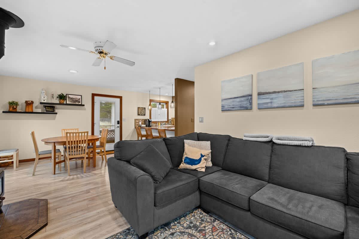 Dory Fleet Beach House - Sea Gypsy - Getaway for 6 — Cloverdale, OR — vacation rental