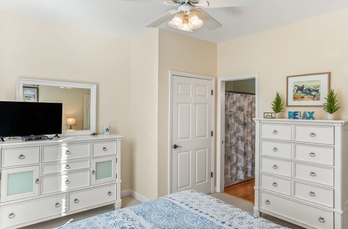 First floor guest bedroom with en suite bathroom
