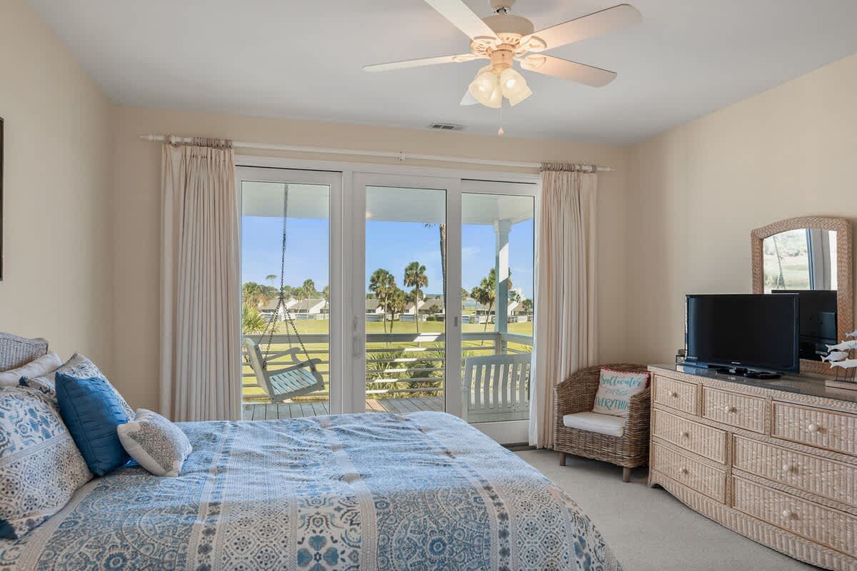 First floor guest bedroom with en suite bathroom