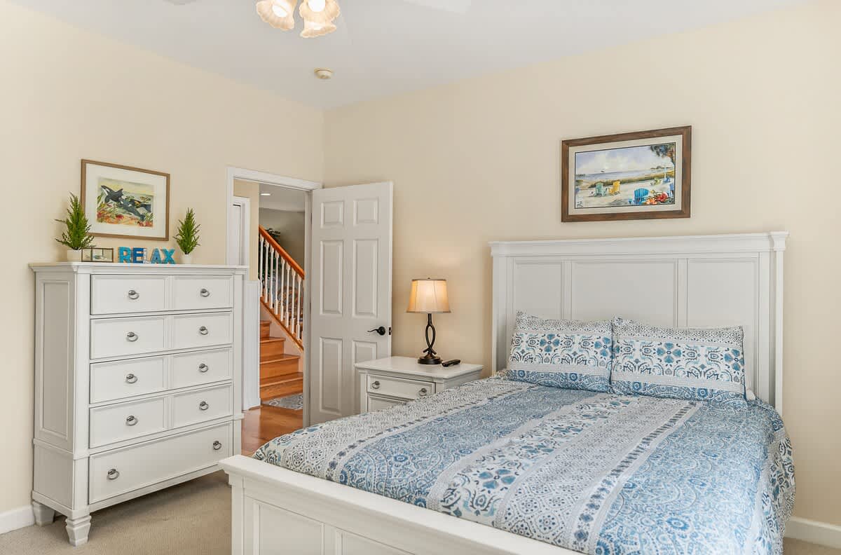 First floor guest bedroom with en suite bathroom