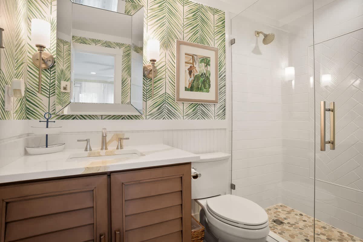 Guest Full Bathroom En Suite