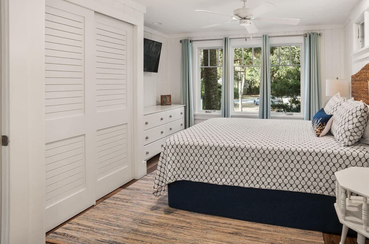 Primary Bed - Queen with En Suite Bathroom