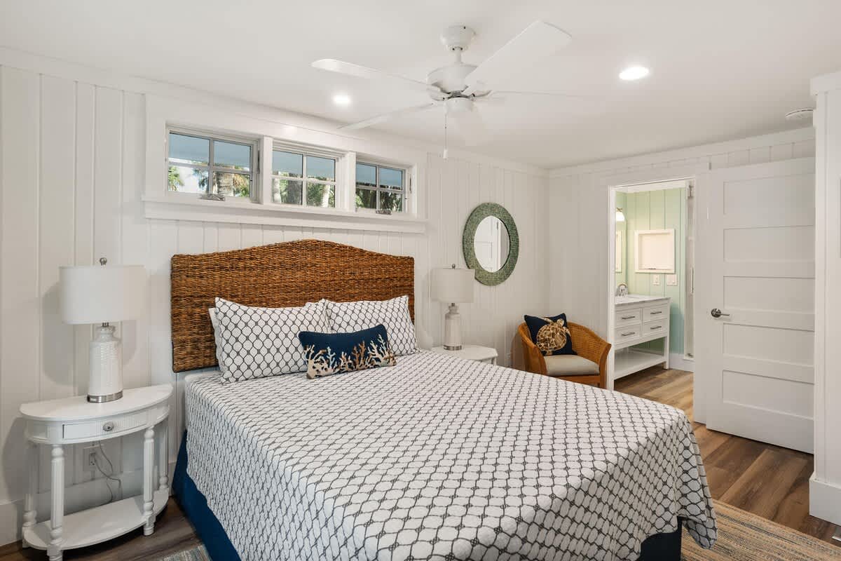 Primary Bed - Queen with En suite Bathroom