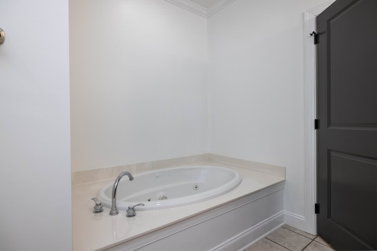 Upstairs 2 Queen Bedroom En Suite Bath