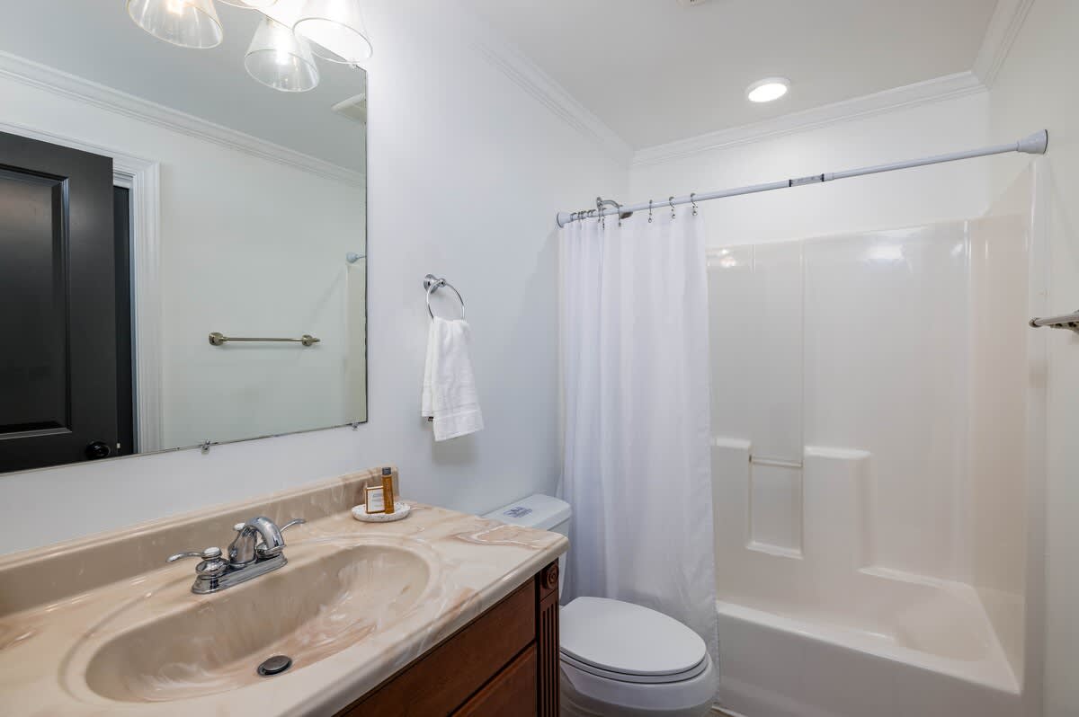 Hall Bath with Access to Queen Bedroom