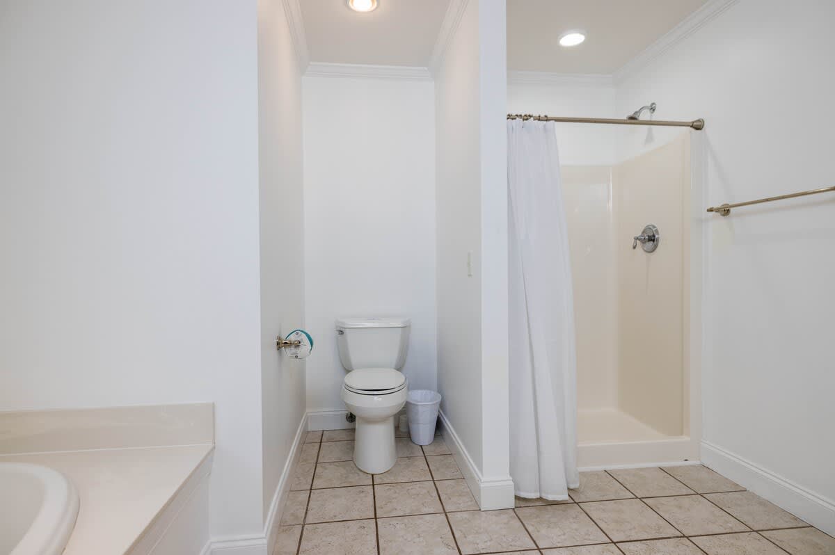 Upstairs 2 Queen Bedroom En Suite Bath