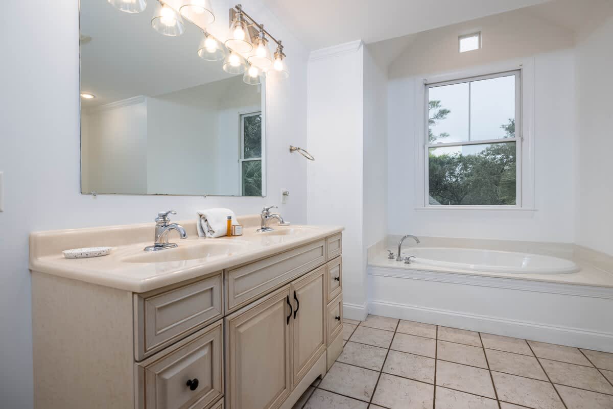 Upstairs 2 Queen Bedroom En Suite Bath