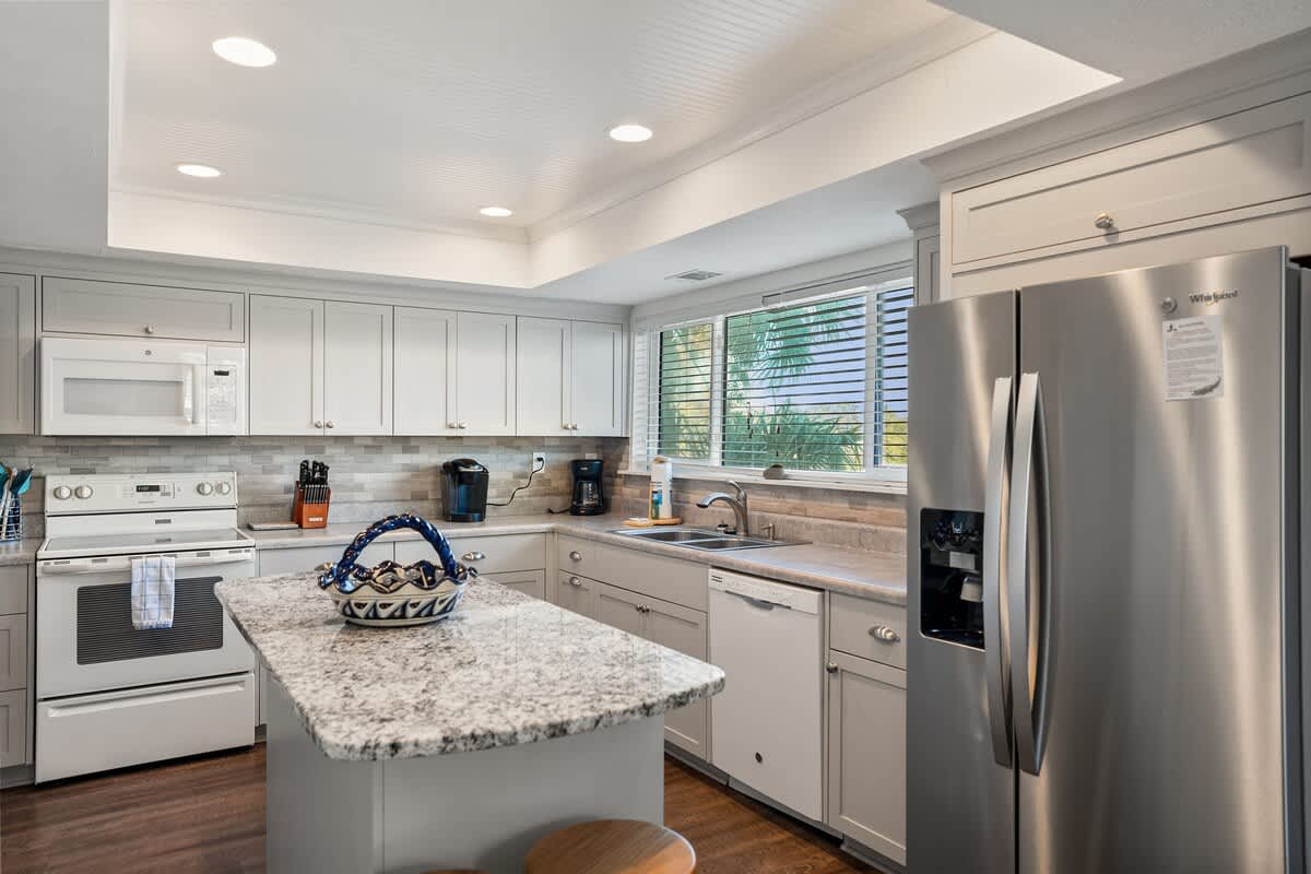 Well-equipped kitchen with eat in area