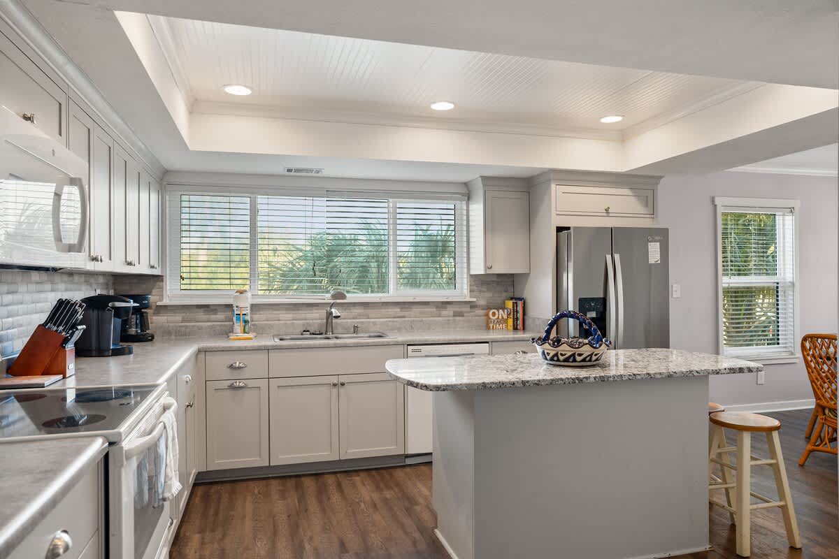 Well-equipped kitchen with eat in area