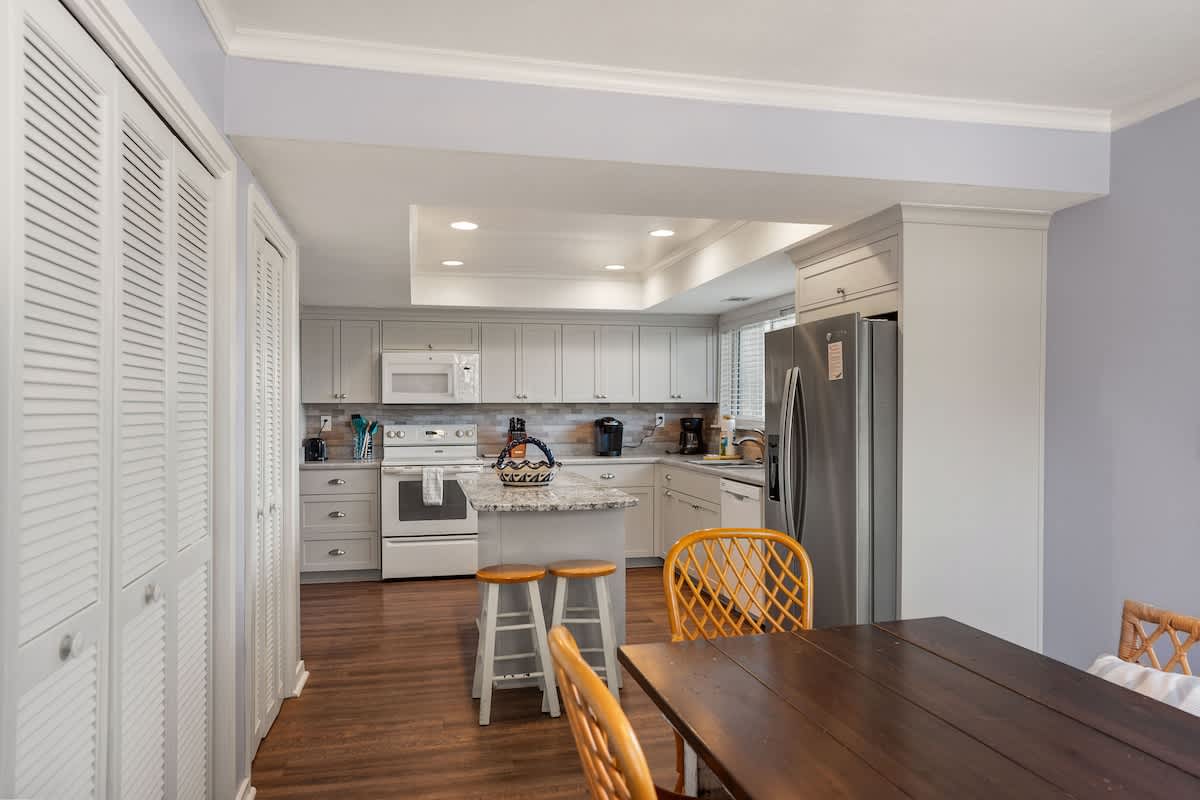 Well-equipped kitchen with eat in area