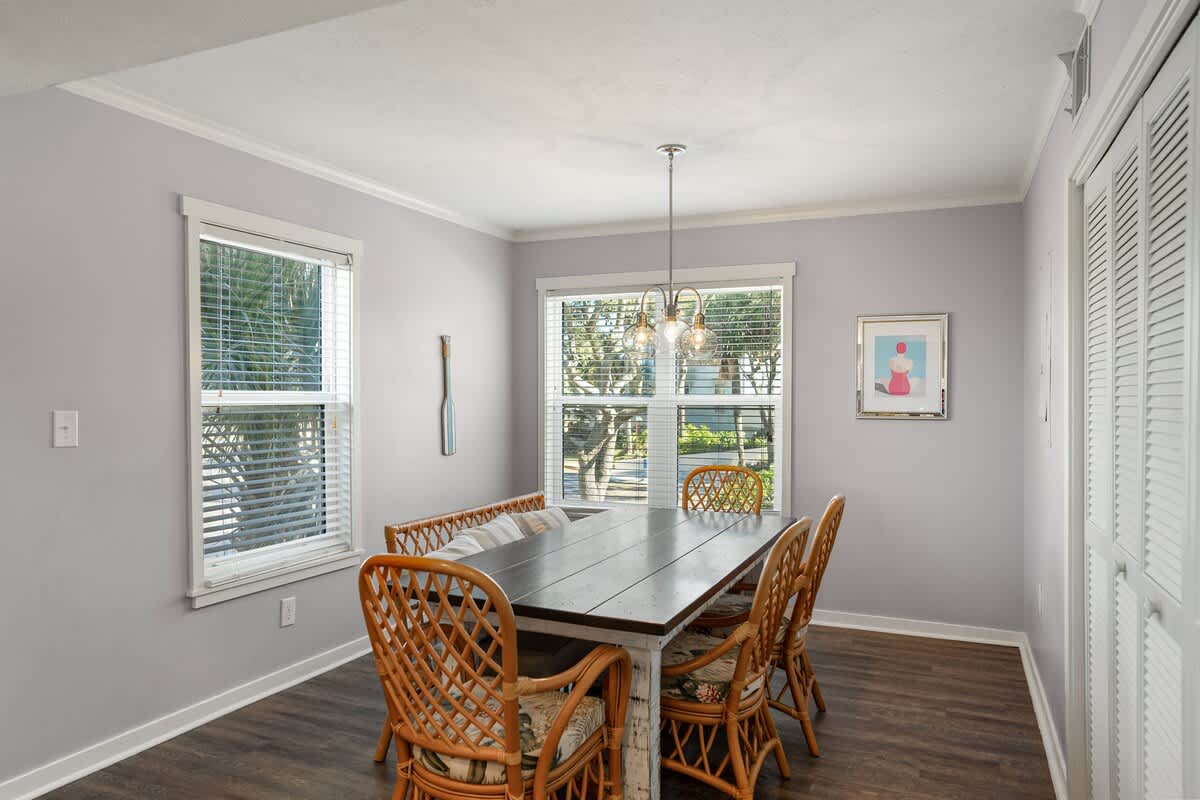 Well-equipped kitchen with eat in area