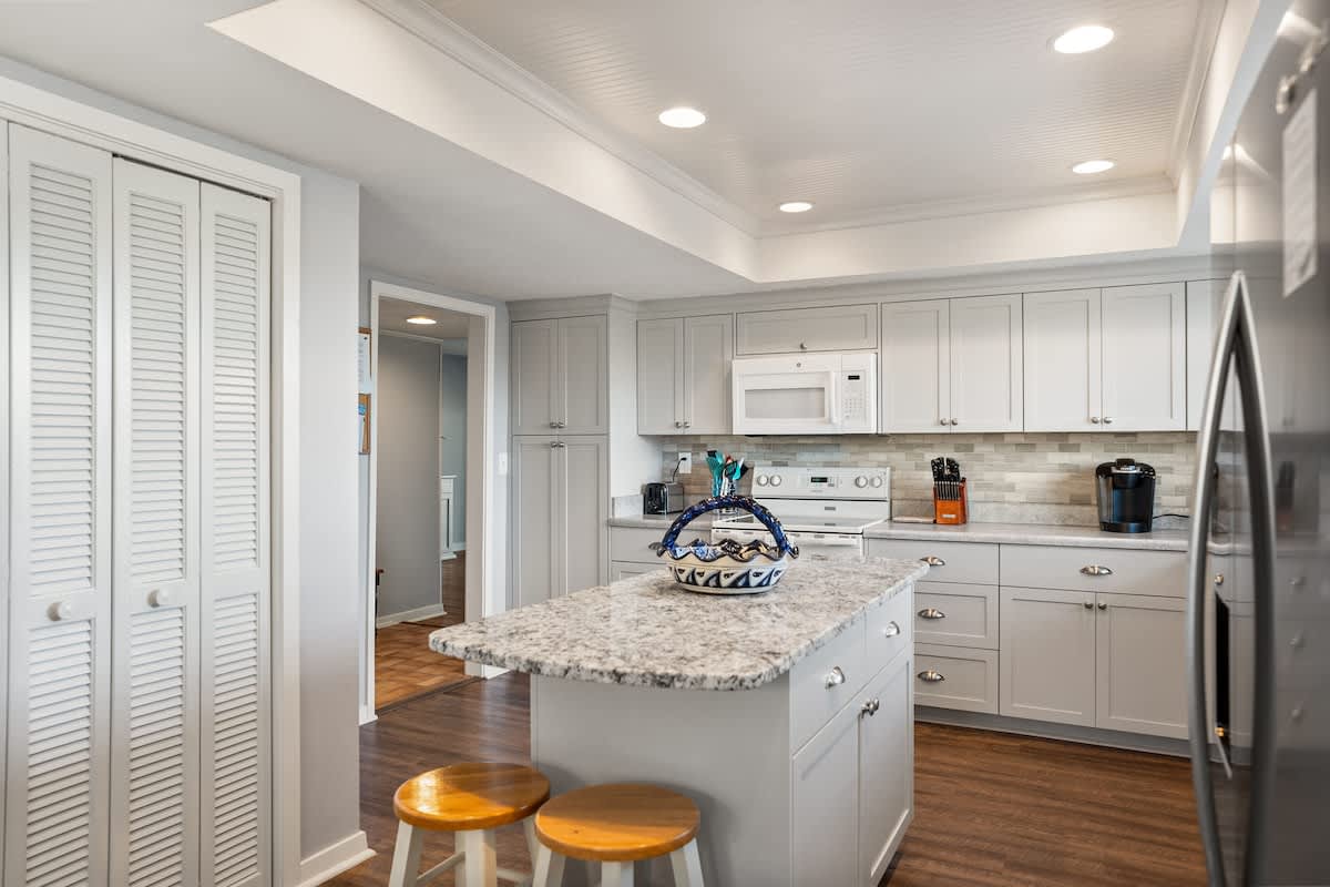 Well-equipped kitchen with eat in area