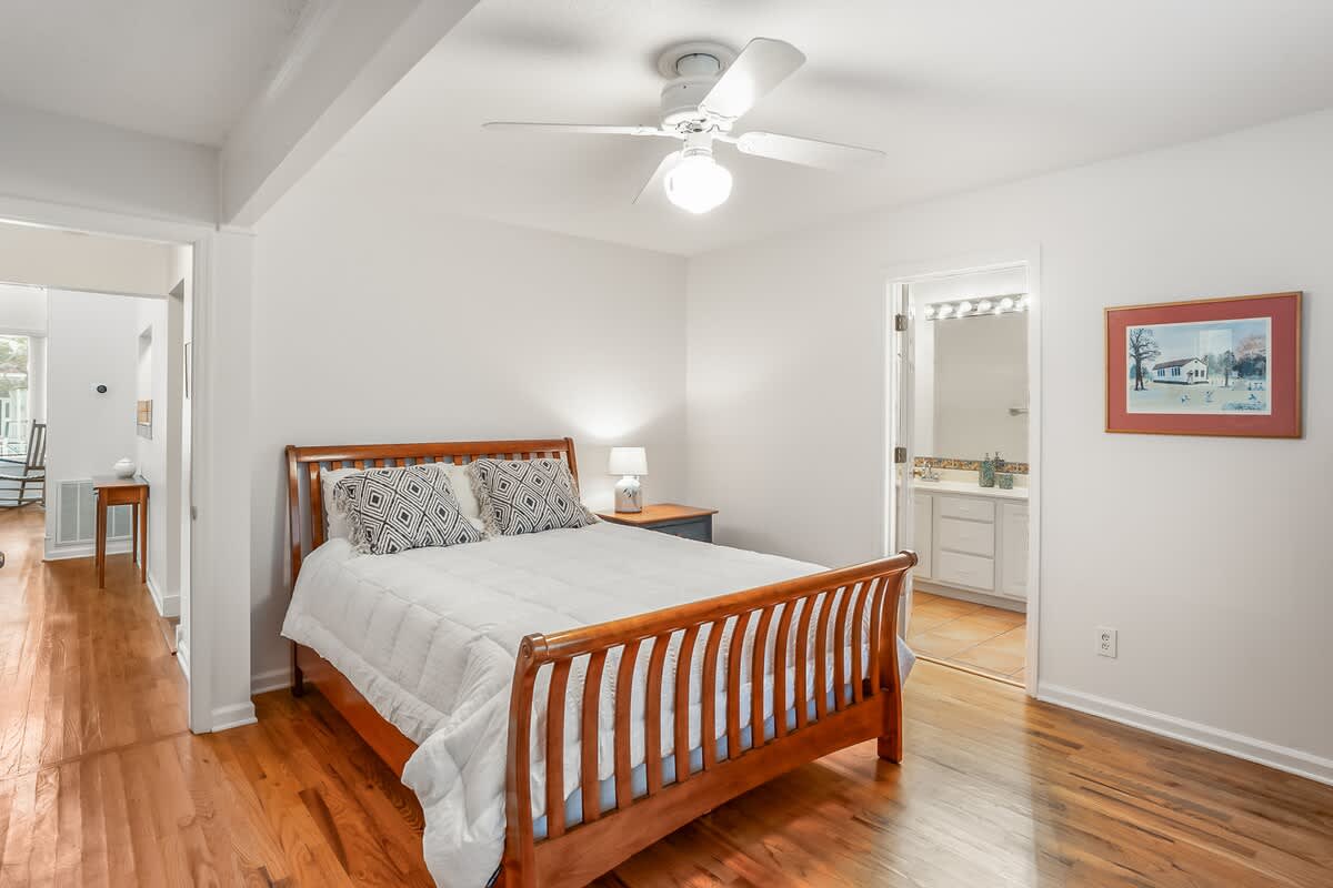 Queen Bed with access to a Shared Bathroom 