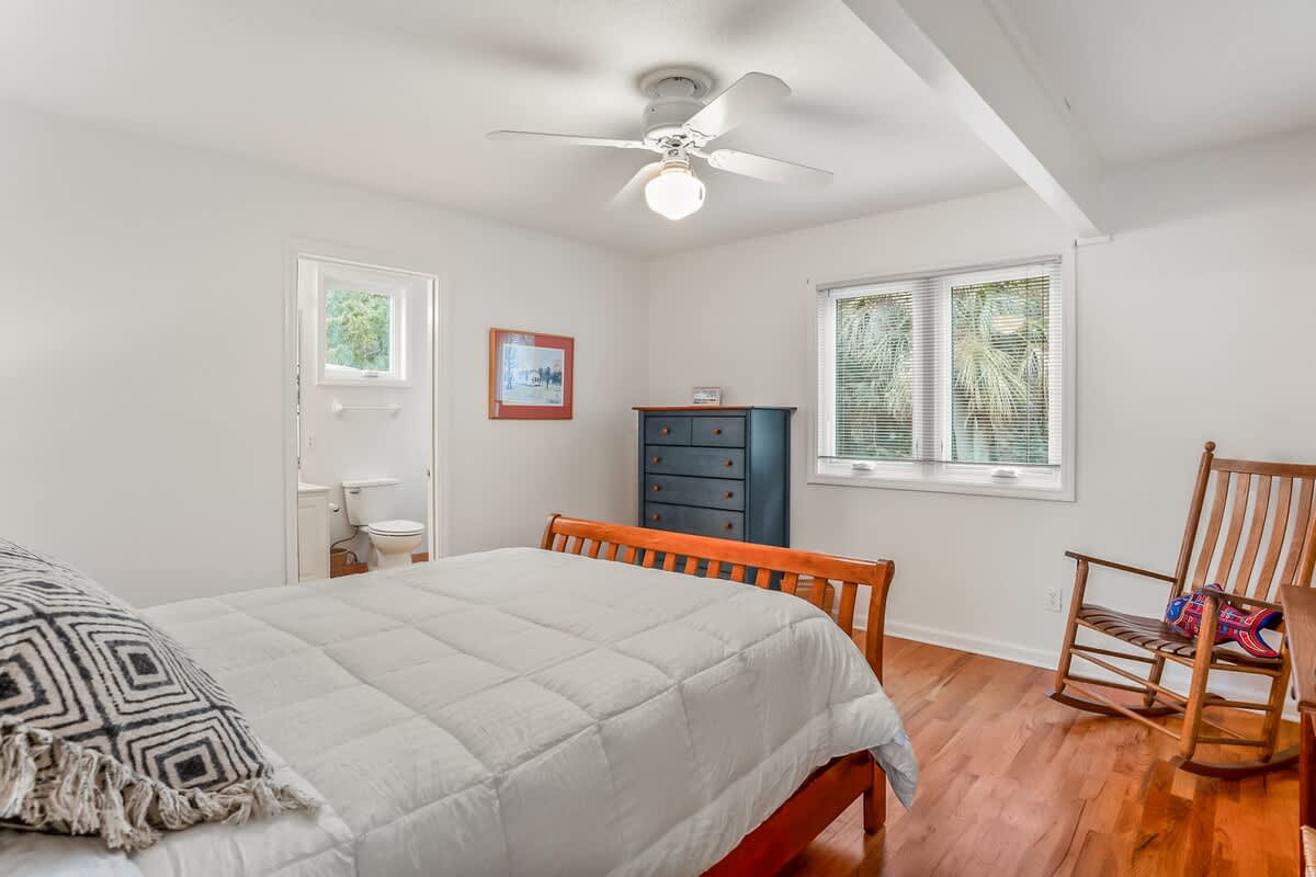 Queen Bed with access to a Shared Bathroom 