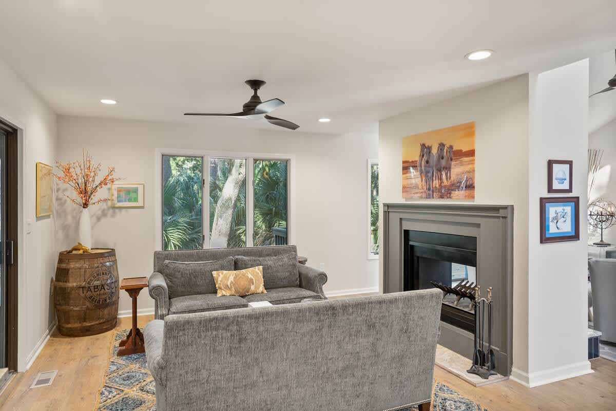 Living Room with Access to Screened Deck 