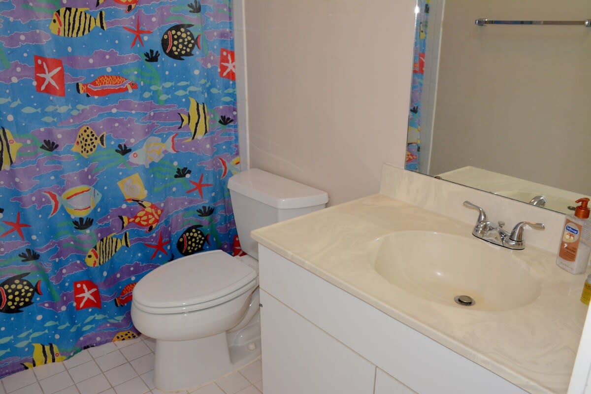 Second floor guest bedroom with en suite bathroom