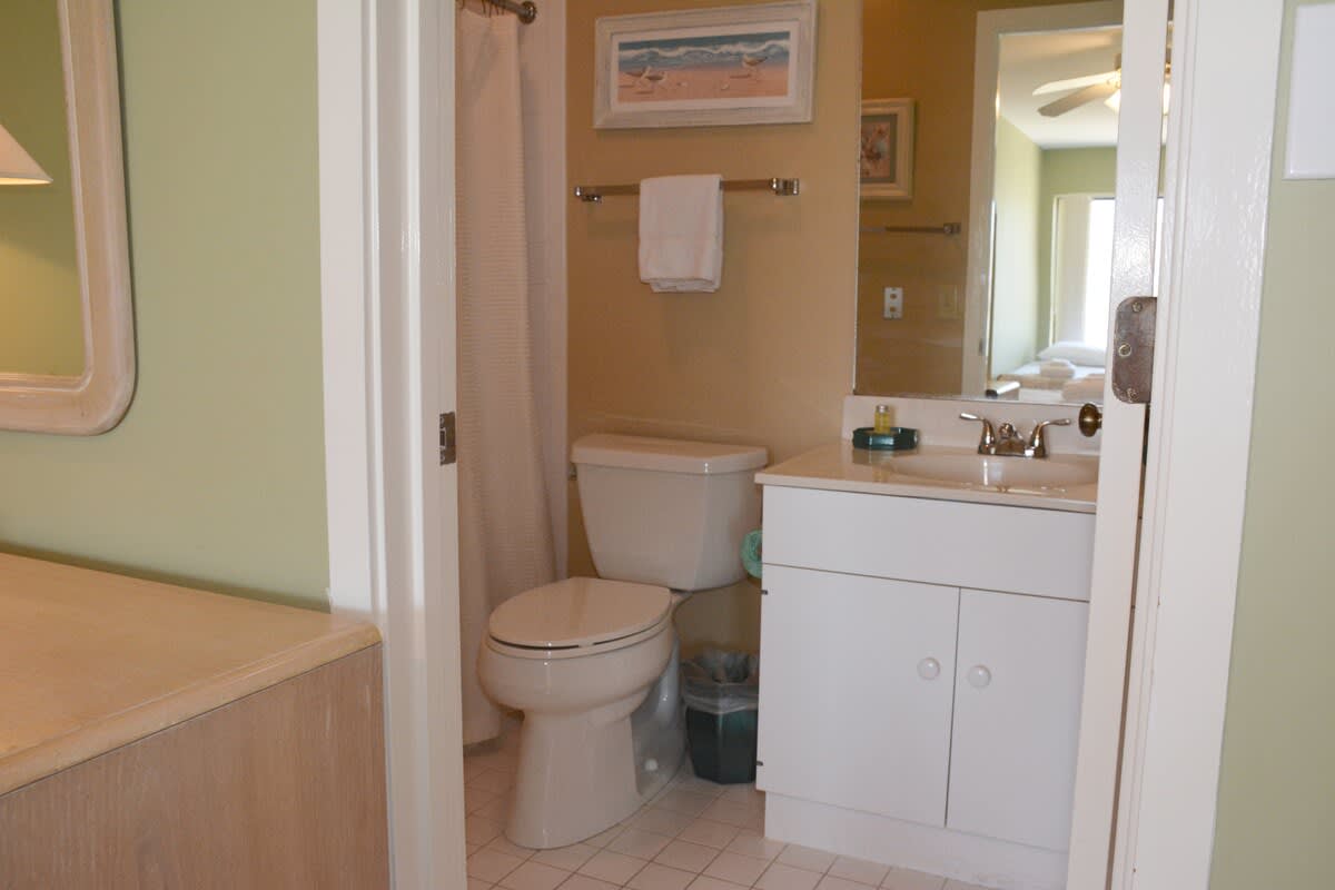 Second floor guest bedroom with en suite bathroom