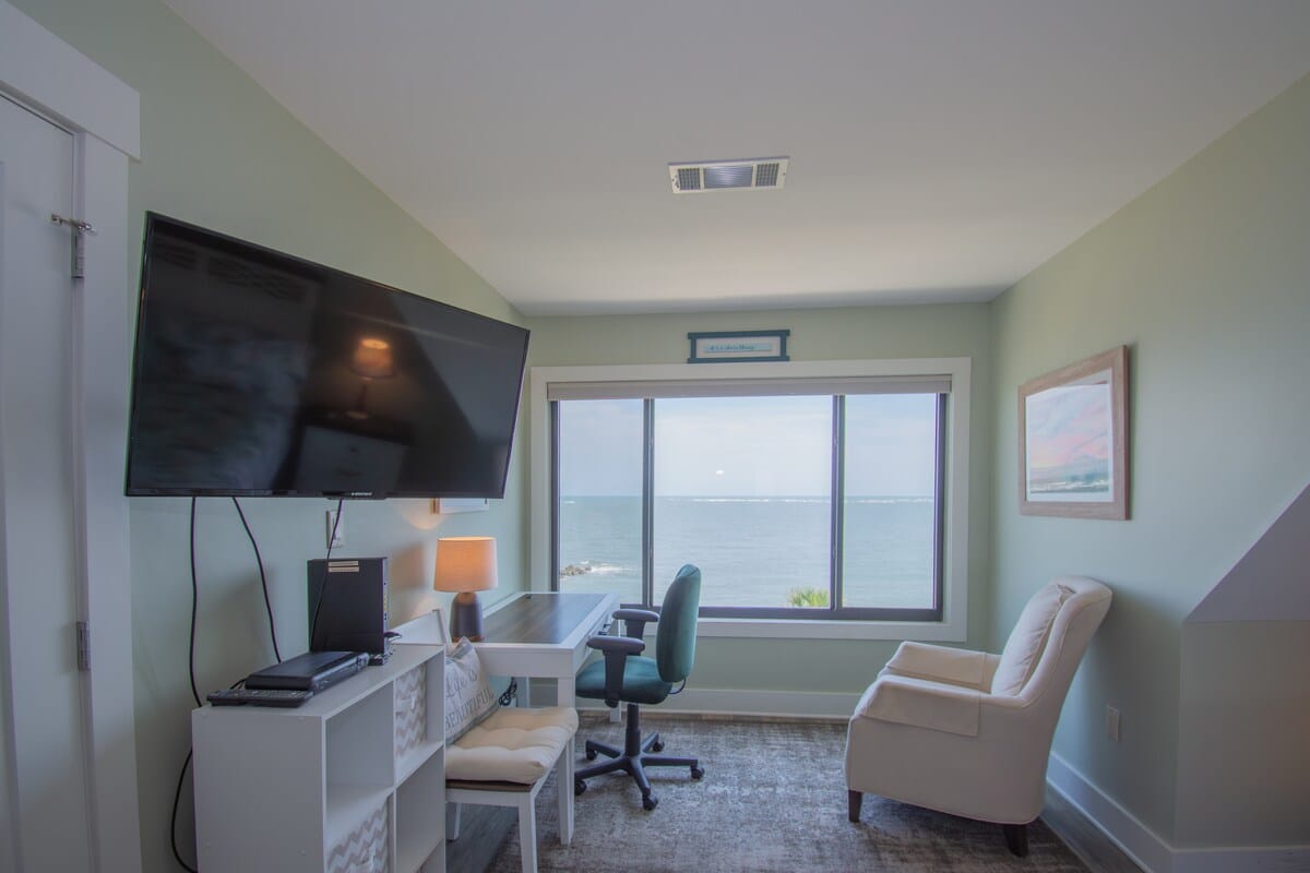 2nd Level Primary Bedroom with King Bed, Full En Suite Bathroom and Ocean View