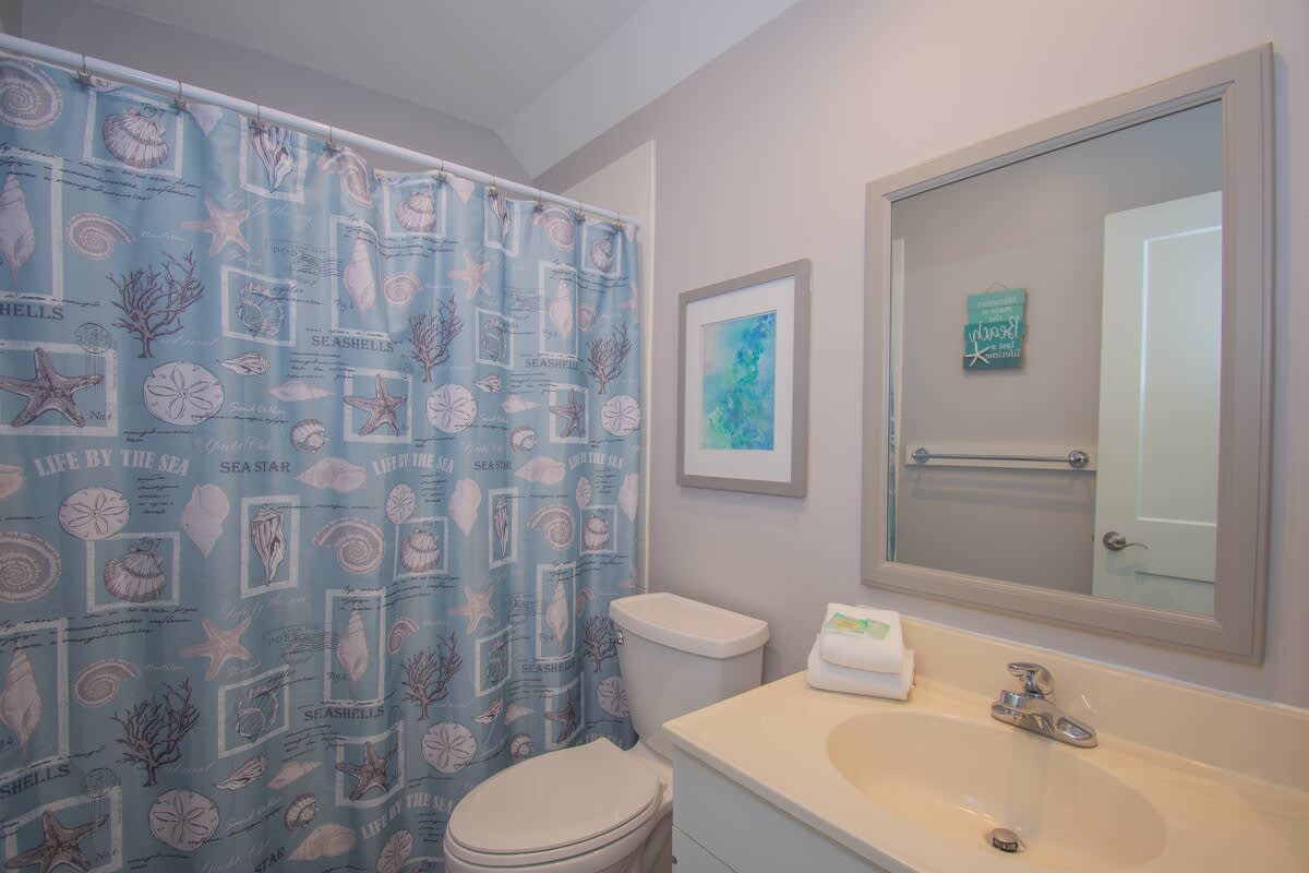 Full En Suite Bathroom to Guest Bedroom