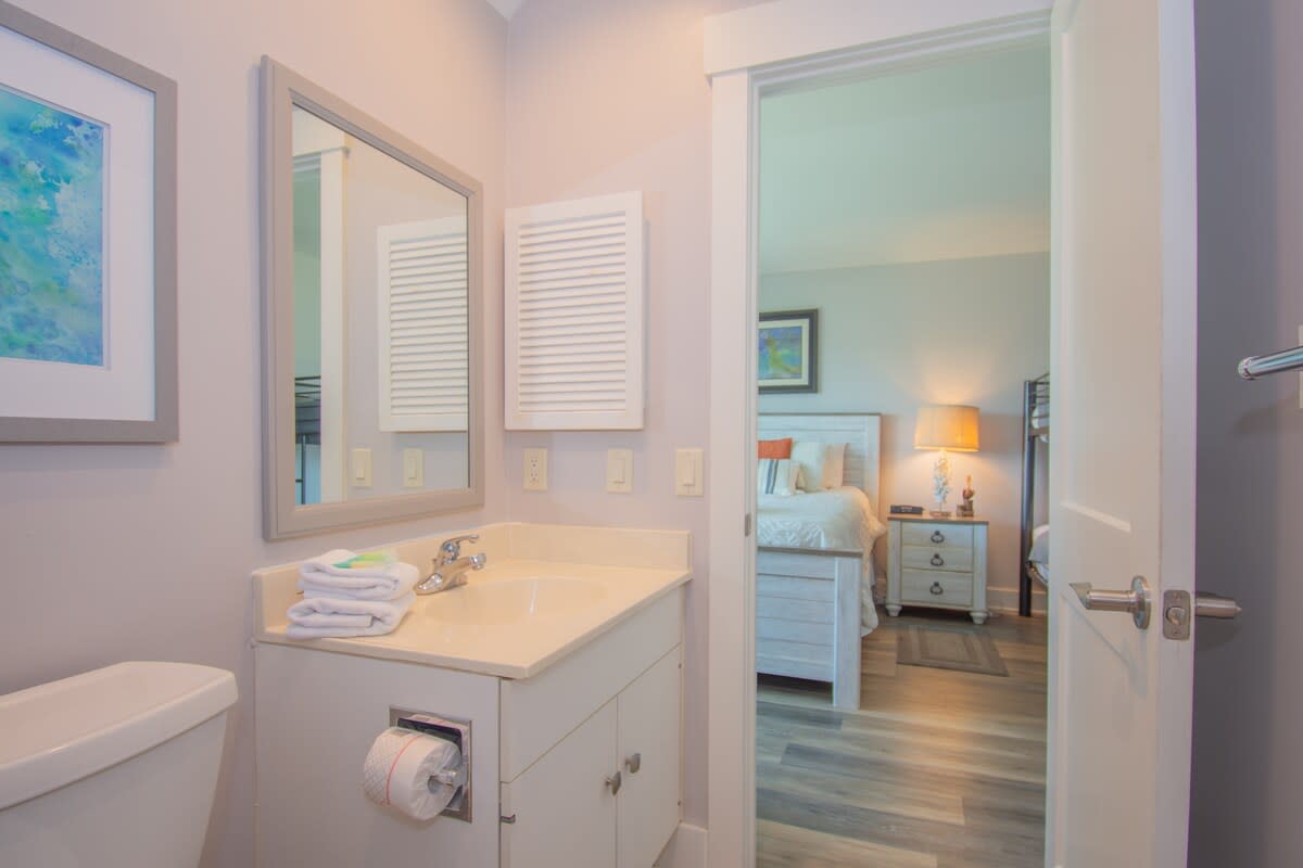 Full En Suite Bathroom to Guest Bedroom