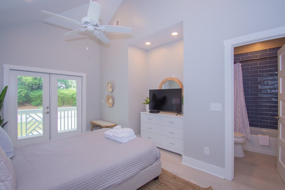  Bedroom with En-Suite and Shared Balcony with other Bedroom