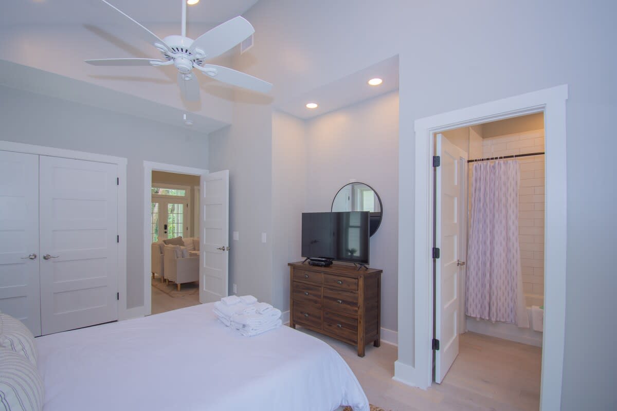  Bedroom with En-Suite and Shared Balcony with other Bedroom