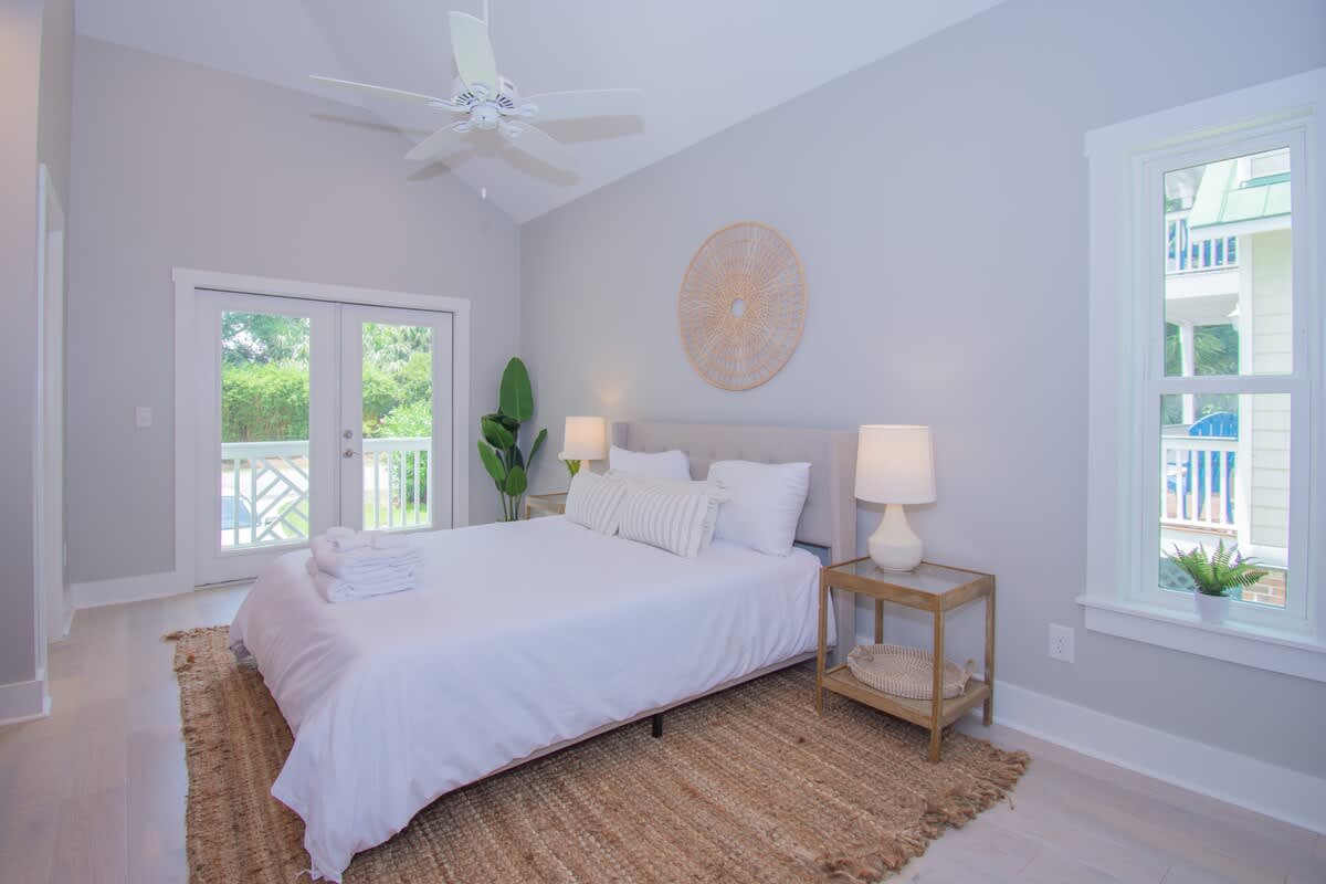  Bedroom with En-Suite and Shared Balcony with other Bedroom