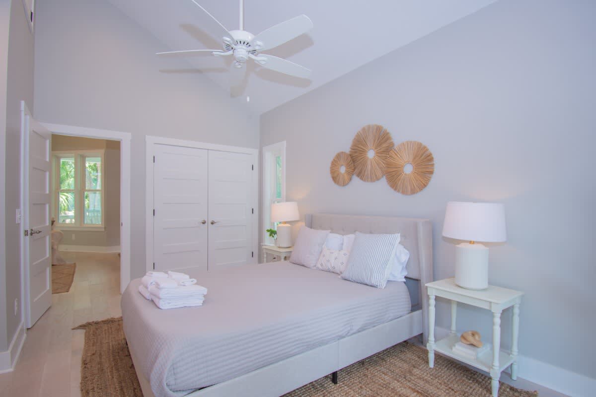  Bedroom with En-Suite and Shared Balcony with other Bedroom