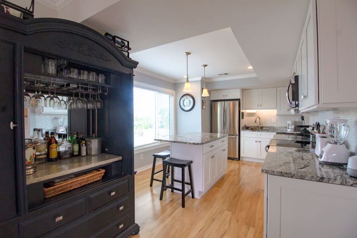 Bar area between living room and kitchen