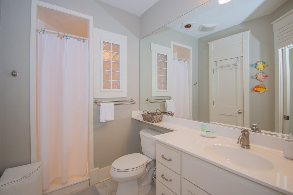 Guest Bedroom 1 Full En Suite Bathroom