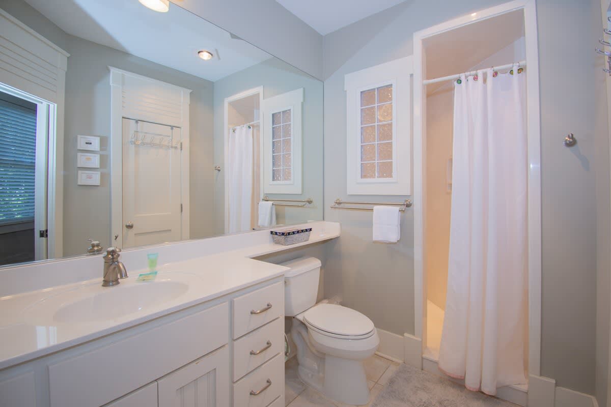 Guest Bedroom 2 Full En Suite Bathroom