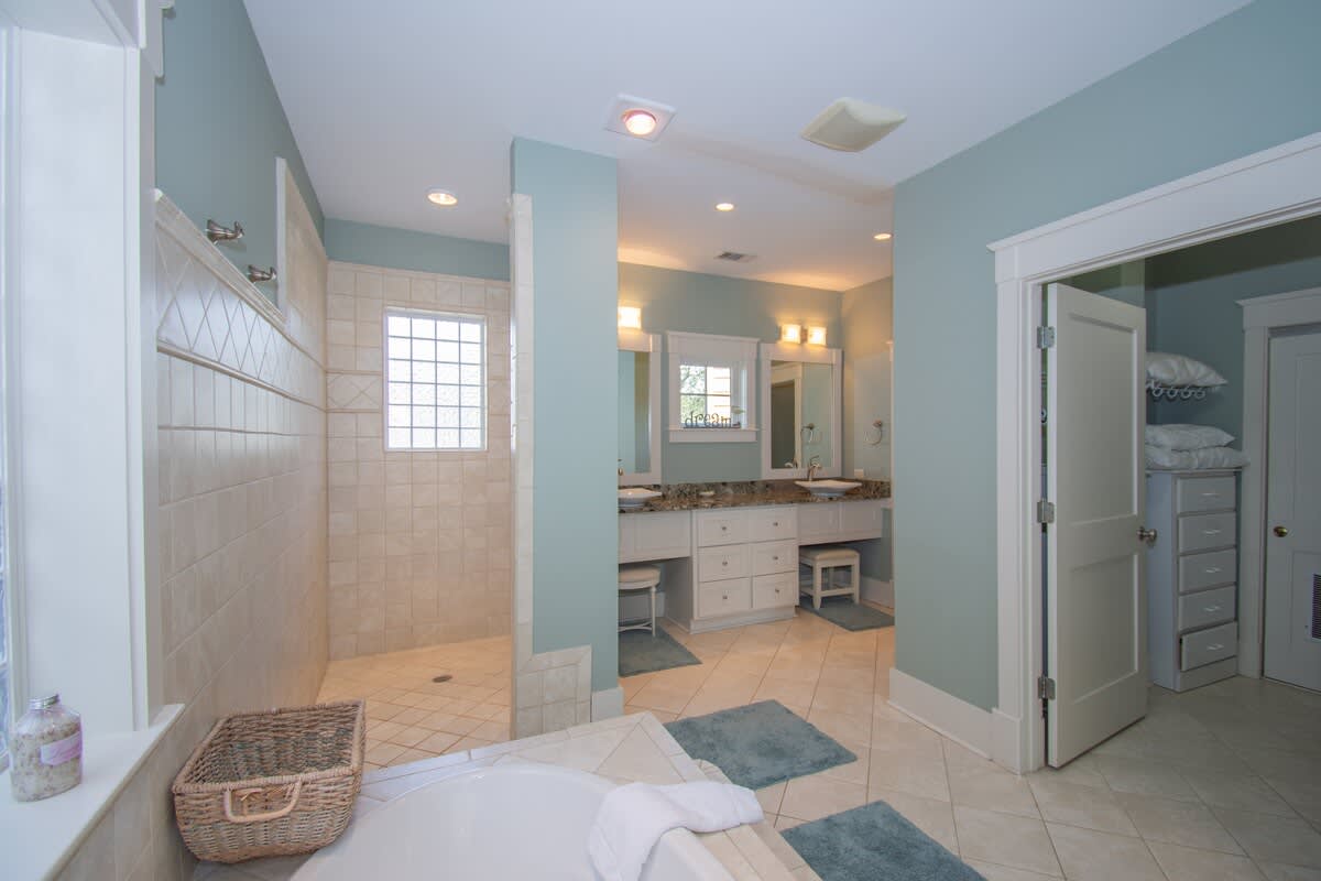 Primary 1 Full En Suite Bathroom with Garden Tub, Walk-in Shower