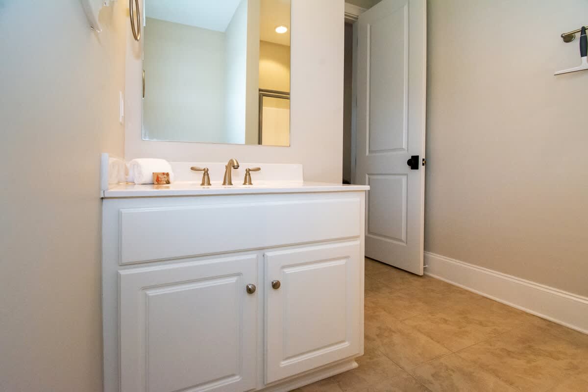 First floor guest bedroom with en suite bathroom