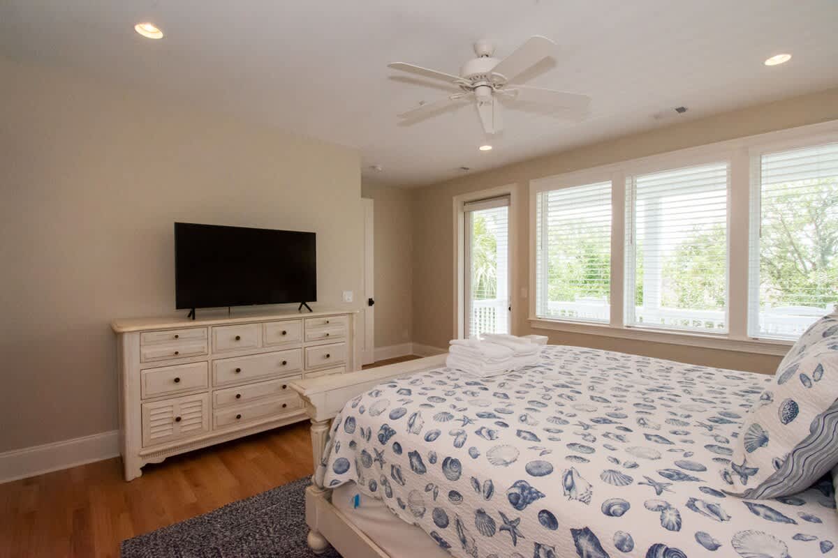 Lovely second floor primary bedroom with en suite bathroom