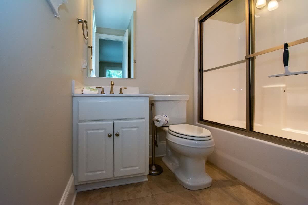 First floor guest bedroom with en suite bathroom