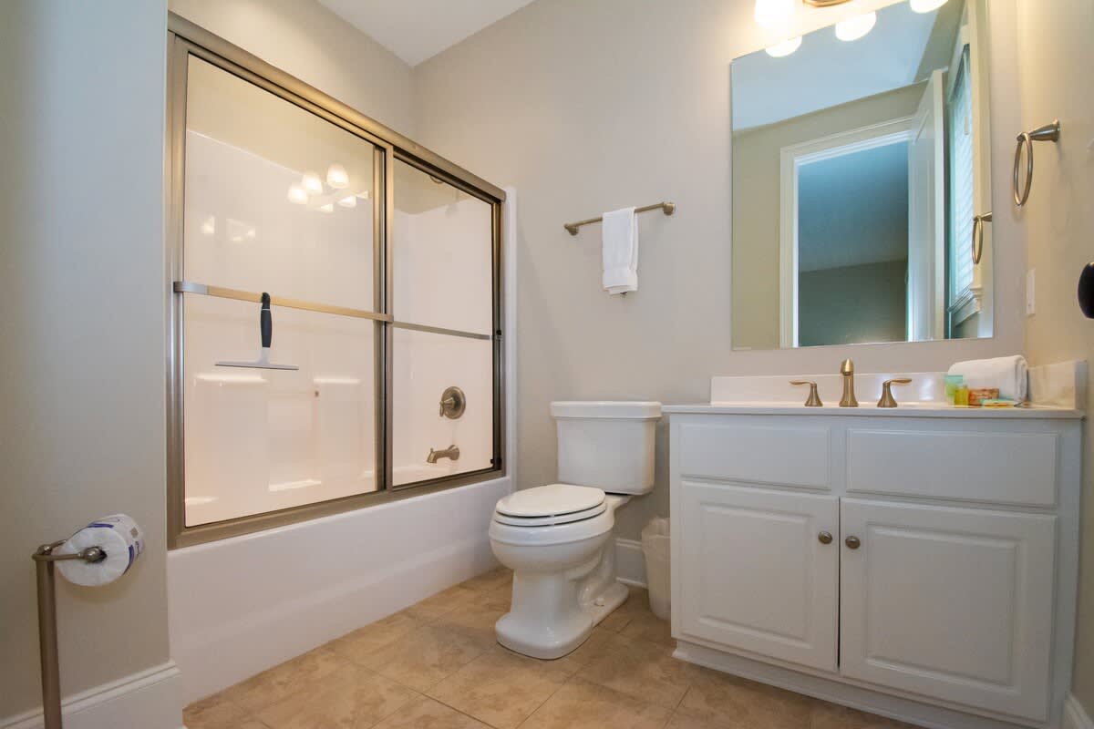 First floor guest bedroom with en suite bathroom