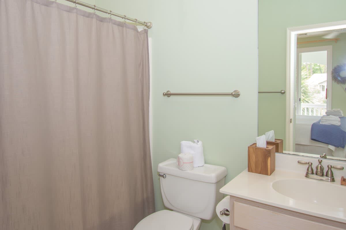 Guest En Suite Bathroom with Tub Shower Combo