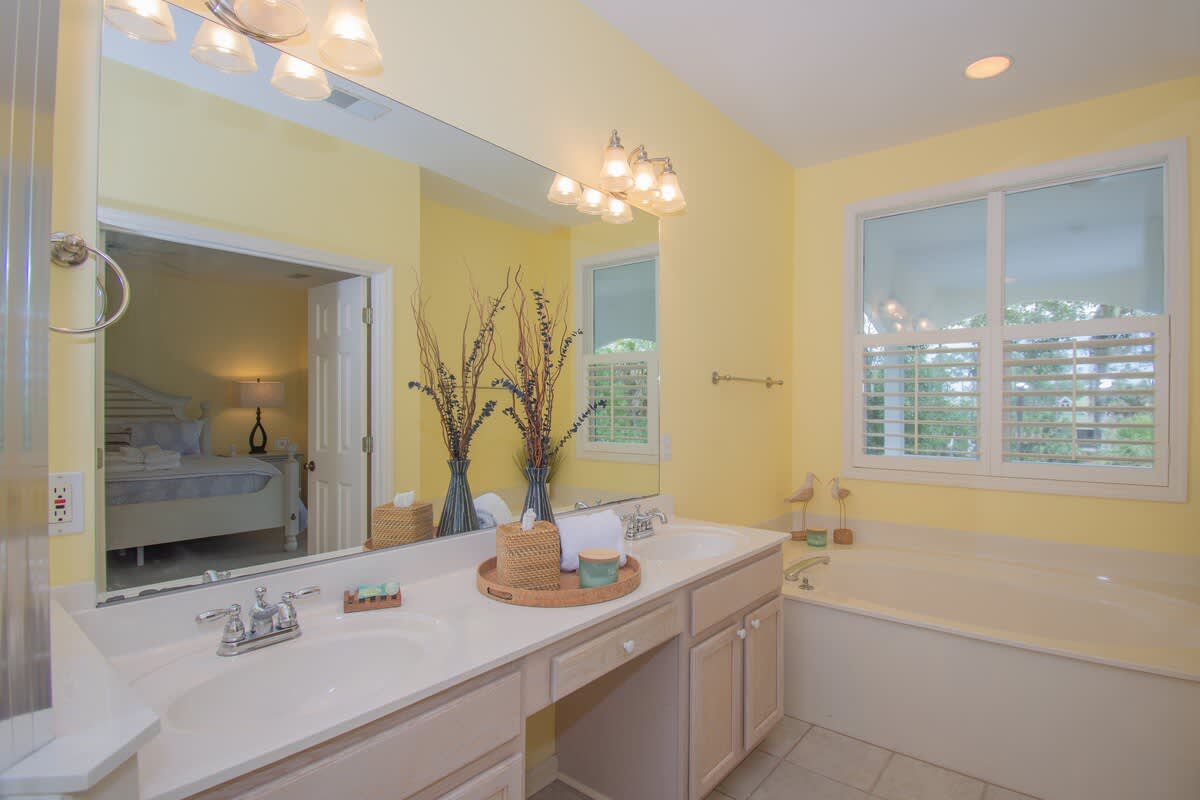 Primary En Suite Bathroom with Soaking Tub and Separate Shower
