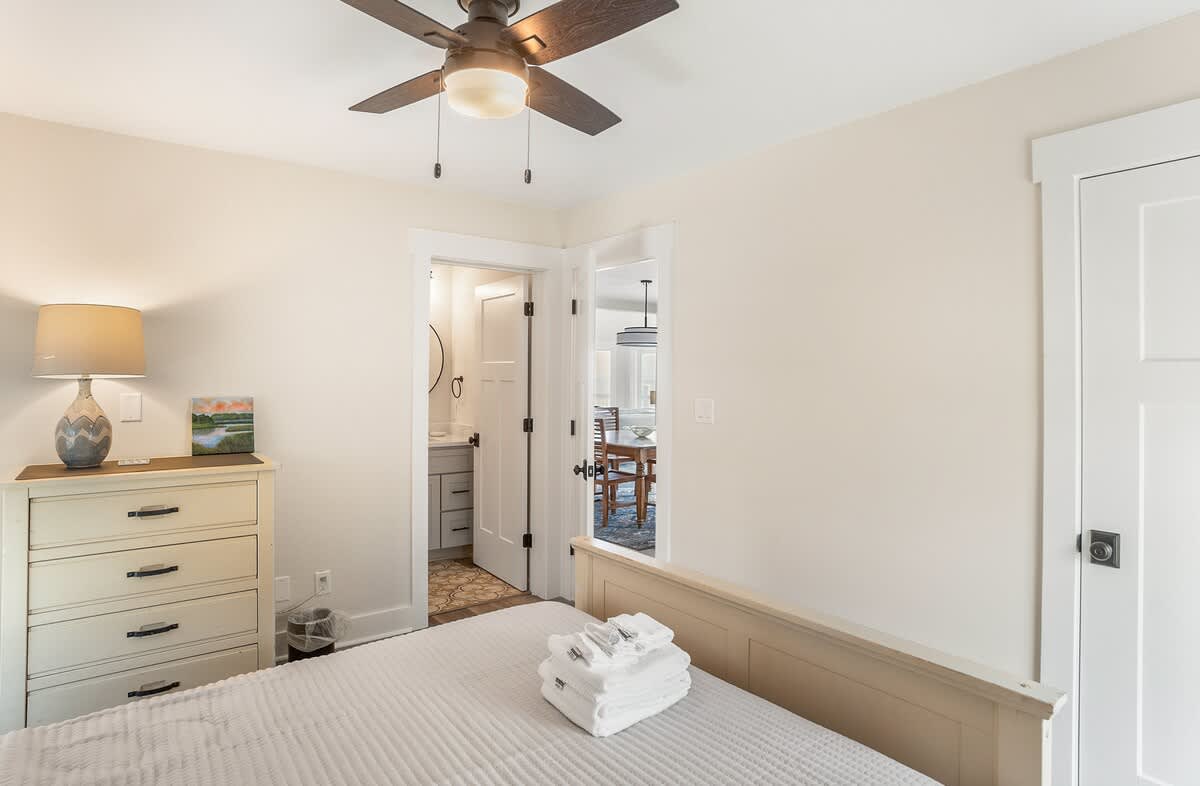 Queen Bedroom with En-Suite Bath (tub/shower combo)