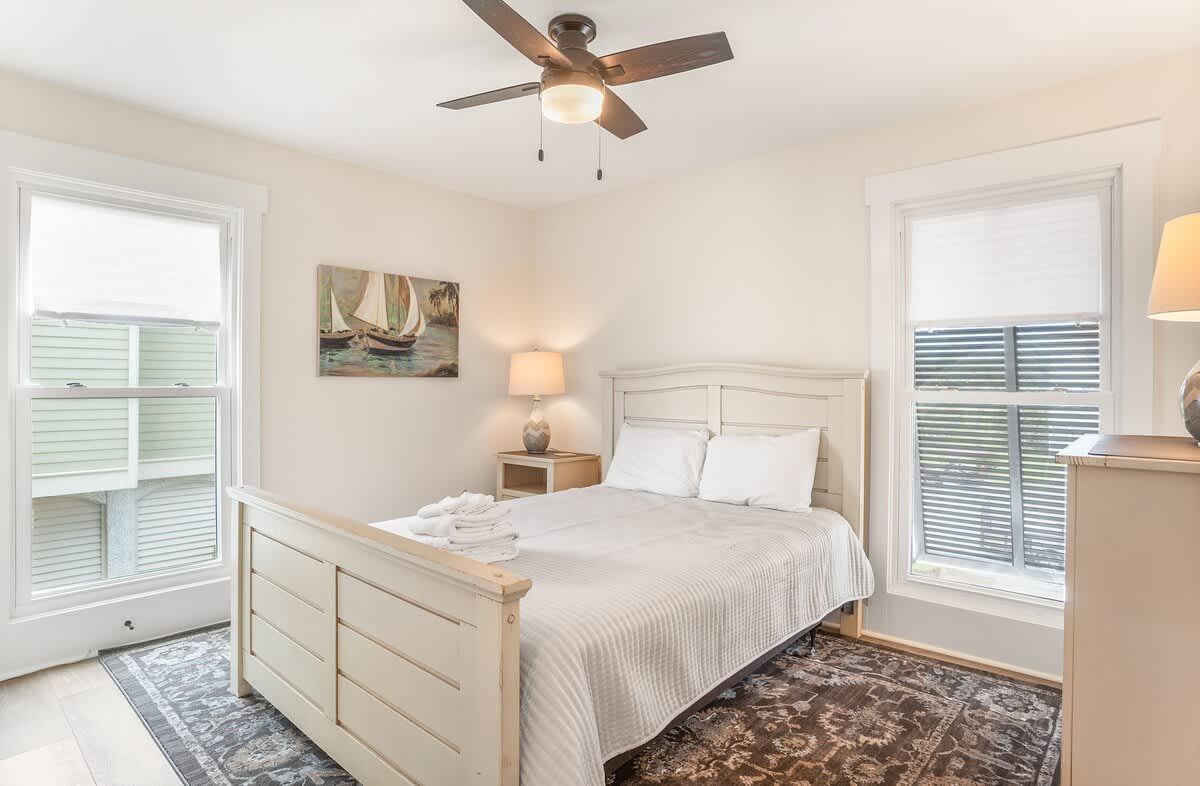 Queen Bedroom with En-Suite Bath (tub/shower combo)